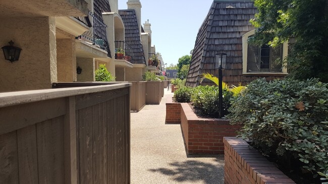Interior Complex Corridor - 638 Wilcox Ave