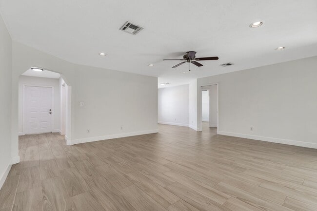 Photo - ** WILLOUGHBY ACRES ** POOL HOME - 3 BED / 2 BATH - PETS OK! - NORTH NAPLES - ANNUAL RENTAL