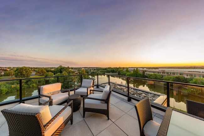 TheEmerson_EXT_Amenity_OutdoorTerrace_Oct2024
