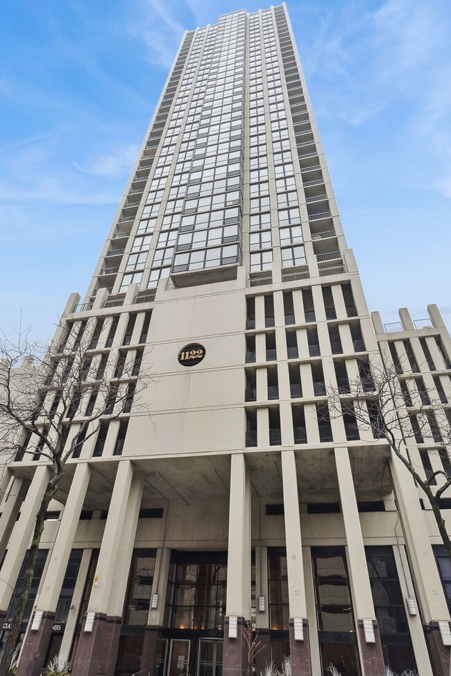 Building Photo - 1122 N Clark St Unit 904