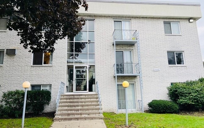 Building Photo - 24-26 Inman St Unit 28