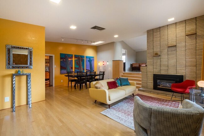 Photo - 305 Aliso Dr SE