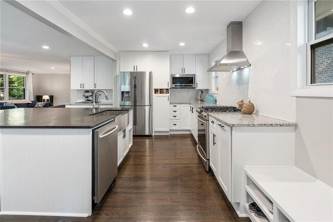 Photo - 486 Lakeshore Dr NE