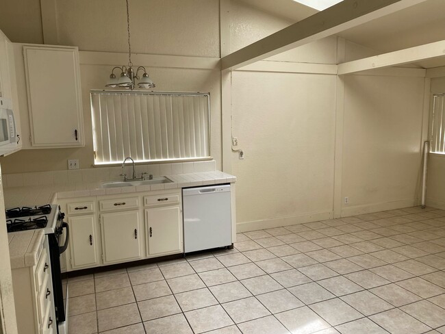Photo - Great Phillips Ranch Home – 3+Office+2 - $...