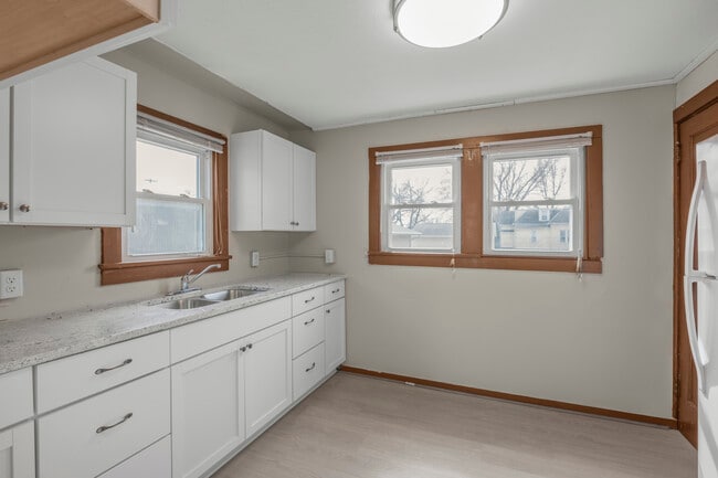 Photo - 521 Main St E