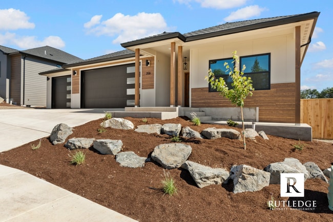 Photo - Exquisite 3 Bed / 2.5 Bath Home near the Eagle Point Golf Course!