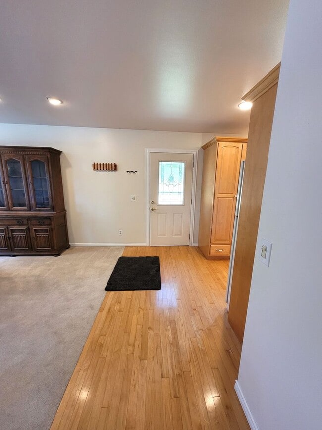 Photo - Fully Furnished Cottage 1 Bedroom - Marine Dr
