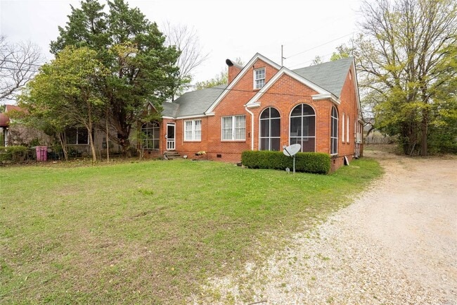 Building Photo - In the heart of Old Cloverdale!