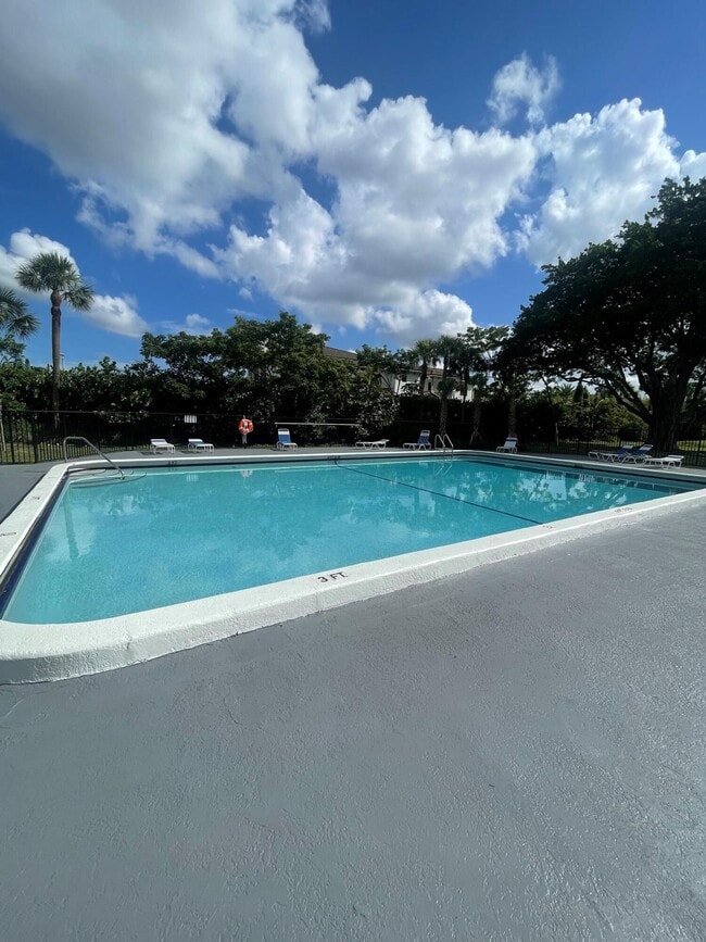 Building Photo - 9235 SW 8th St Unit 307 Rental