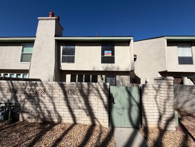 Building Photo - 2 Bedroom Townhome Available Near Montgomery Blvd NE & Pennsylvania St NE!