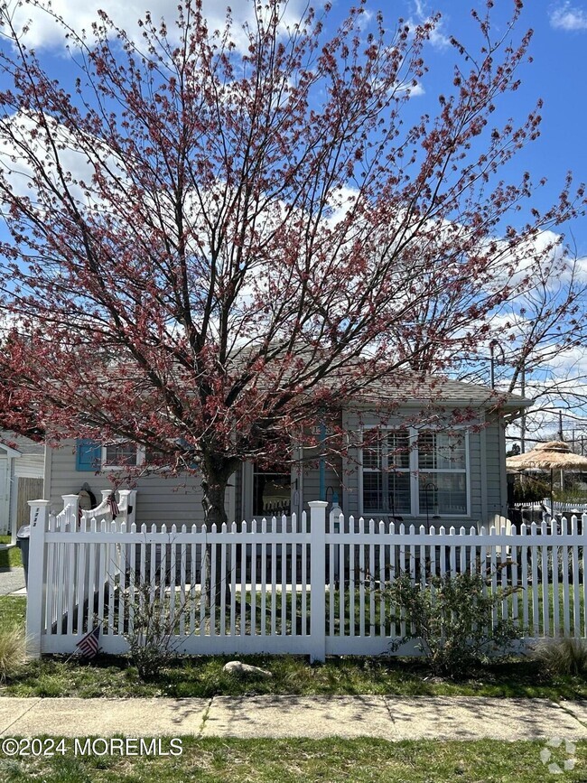 Building Photo - 1733 Melrose Ave Rental