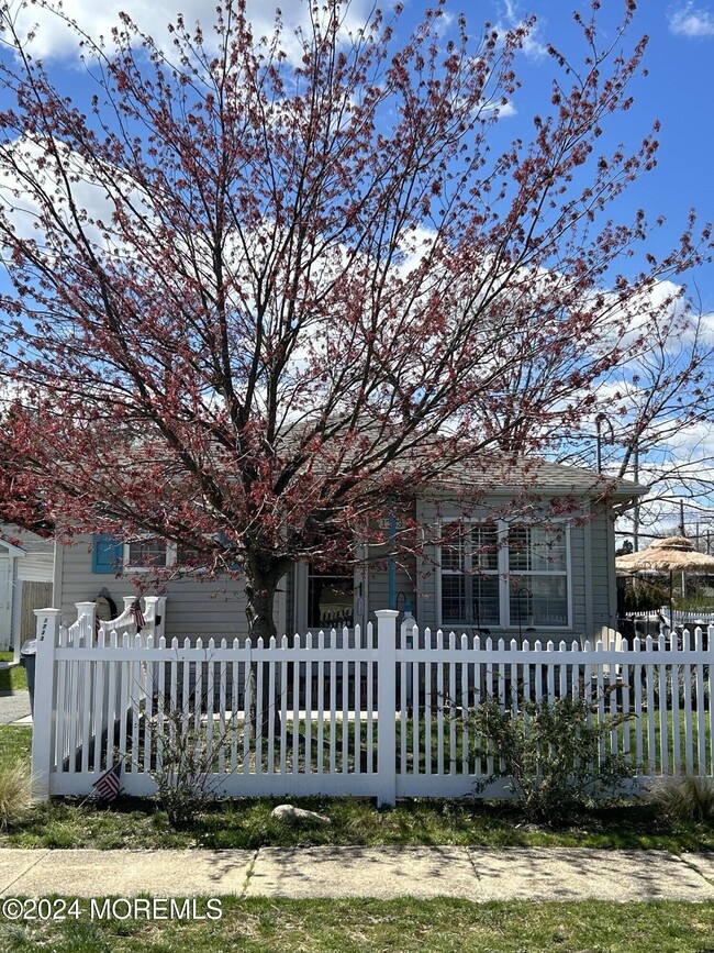 Photo - 1733 Melrose Ave House