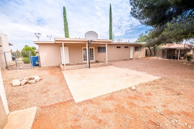 Spacious 3 Bedroom, 2 Bath Home with Updat... - Spacious 3 Bedroom, 2 Bath Home with Updat...