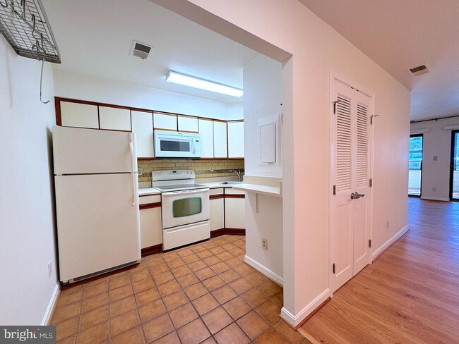 Building Photo - 1020 N Stafford St Unit 306