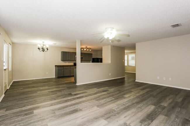 Photo - 321 Daisy Ln