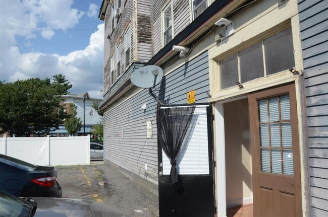 Building Photo - 382 Somerville Ave Unit R