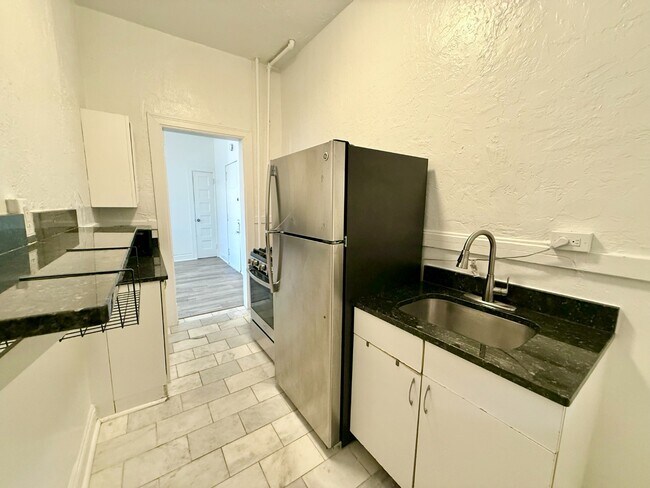 Spacious 1 Bed 1 Bath Denver Apartment in Capitol Hill! Available NOW!