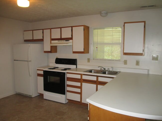 Photo - 2 Bedroom, 1 bath apartment Upstairs Unit ** Call us about our Move in Special**