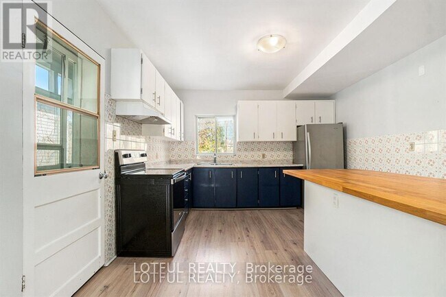 Photo - 11 Champagne Ave S