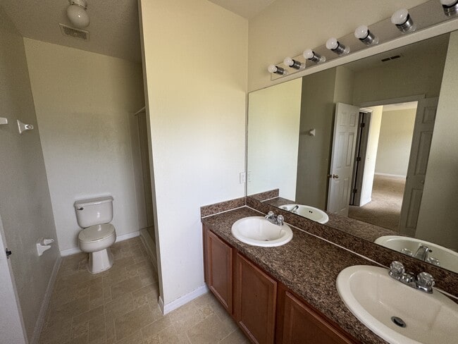 Photo - 902 Fraser Dr