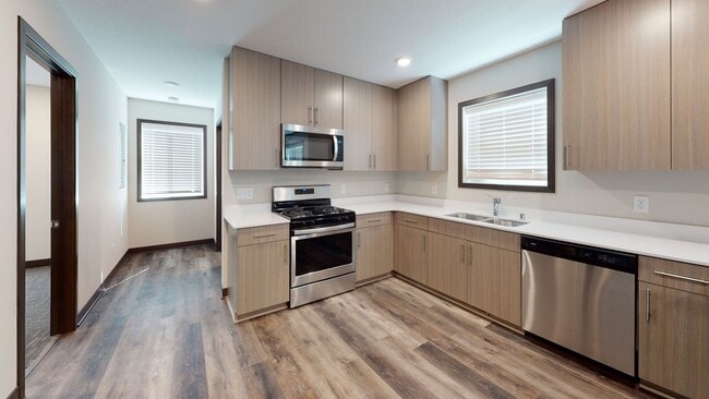 Building Photo - 6 bed 2 bath top unit !