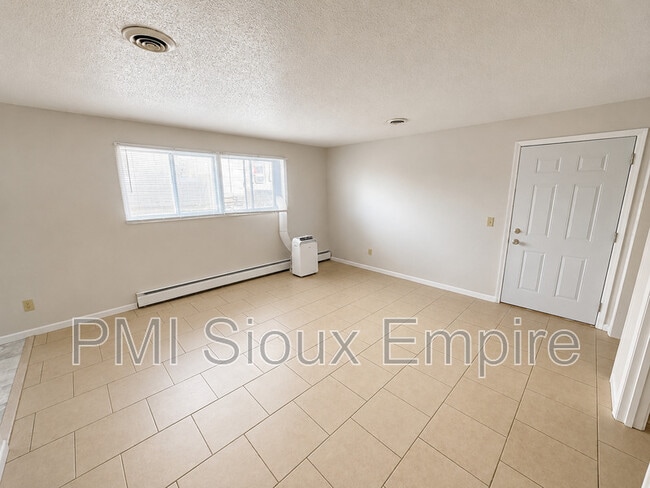 Photo - 705 W 18th St Unidad 1