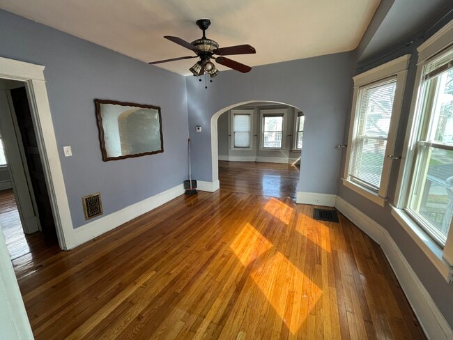 Building Photo - 1304 W 114th St Unit 1304 Upper