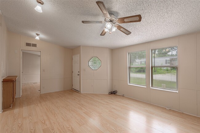 Photo - 1323 Avenue E