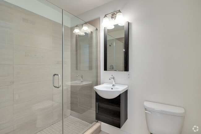 3 habitaciones, 3 baños de lujo - 955 pies cuadrados - Habitación C Baño - Eleanor at Walnut