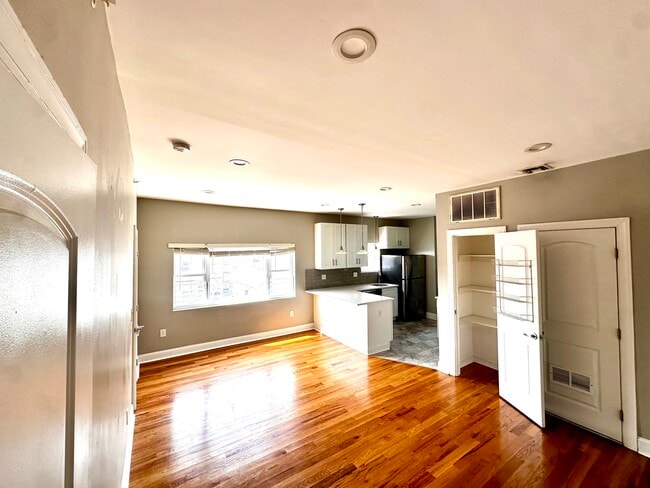 Building Photo - 384 Fairview Ave Unit 2nd FL Rental