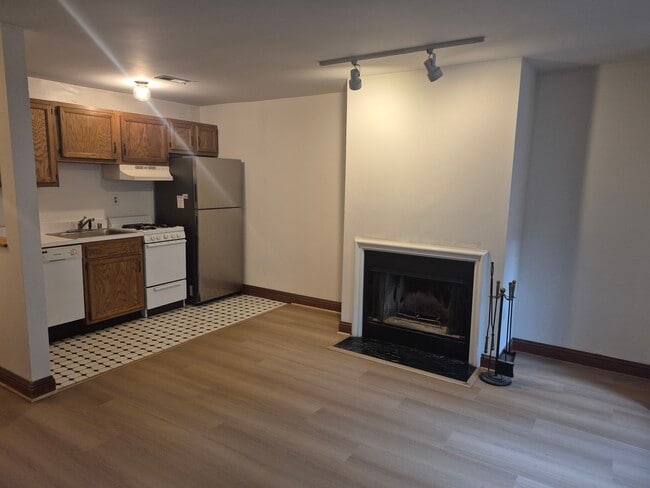 Building Photo - 645 Acker Pl NE Unit Acker Bsmt Apt
