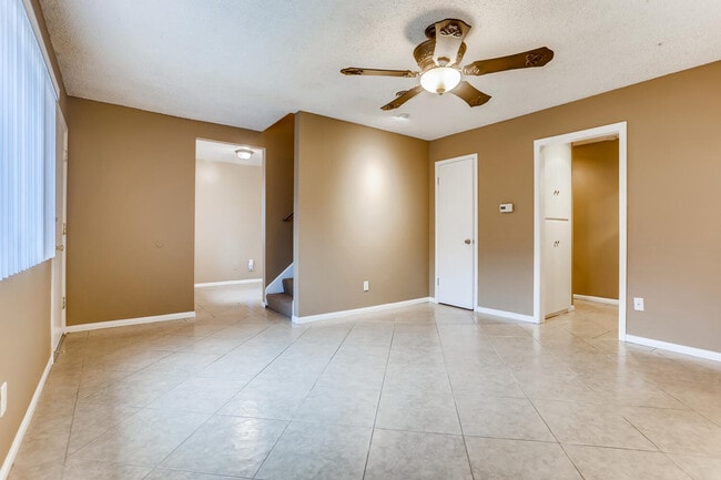 Building Photo - 10 Rawhide Ln