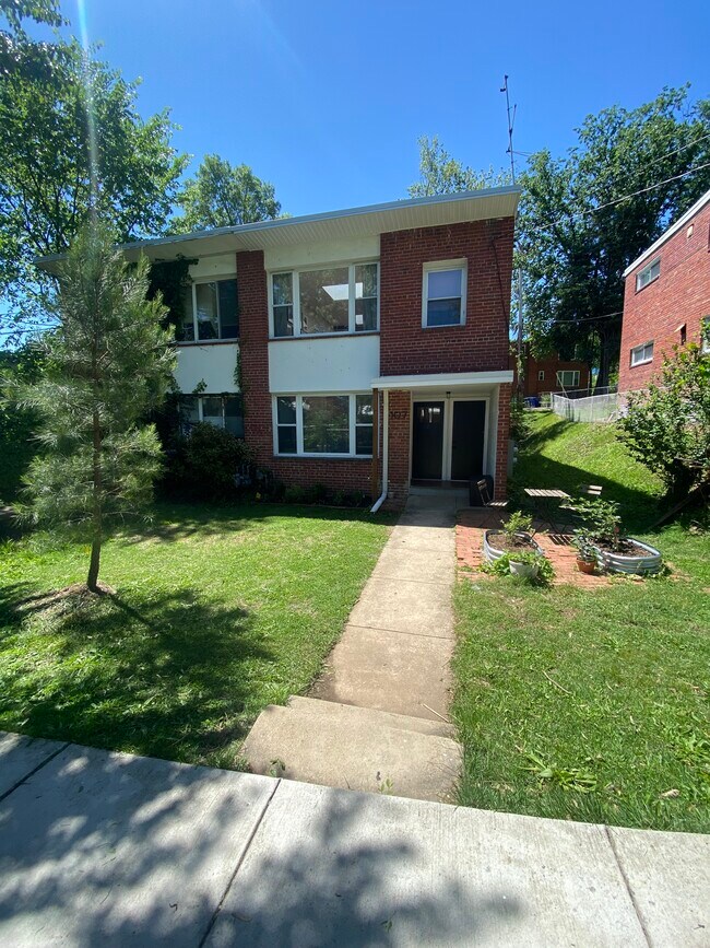 107 Victor St NE Unit 1