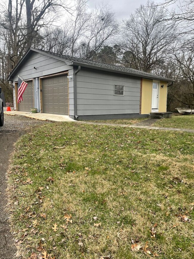 Photo - Knoxville 37914 - Adorable 2 bedroom, 1 bath home - Contact Lisa Vineyard and Shannon Russell (86...