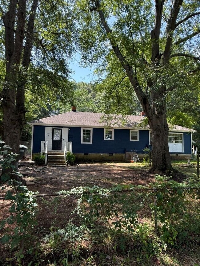 Building Photo - 605 Betty St