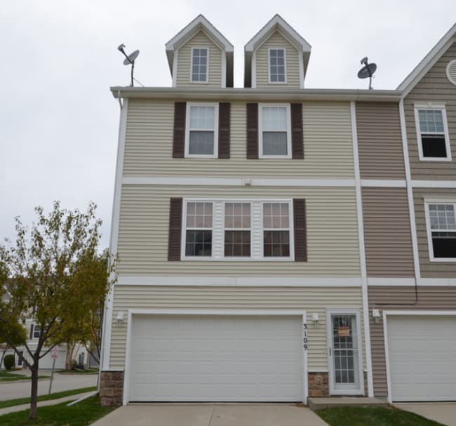 Building Photo - 2 Bedroom Ankeny Townhome Available Novemb...