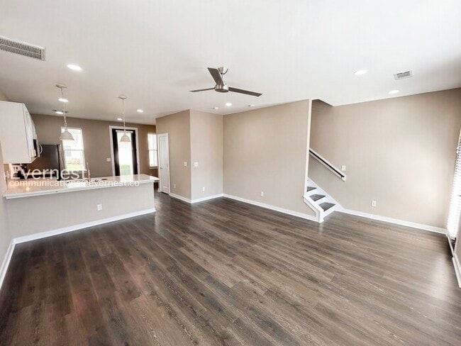 Photo - 305 Jeffries Wy