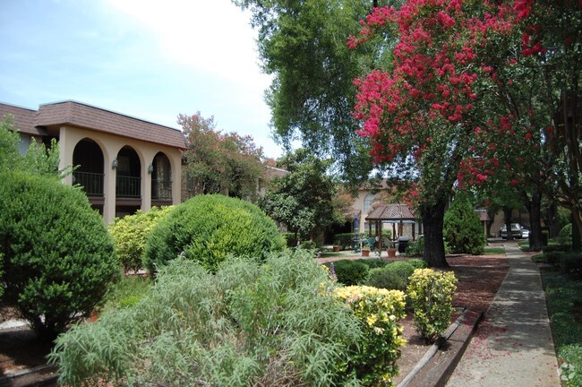 Amazing Courtyards - Wilshire Woods Rental