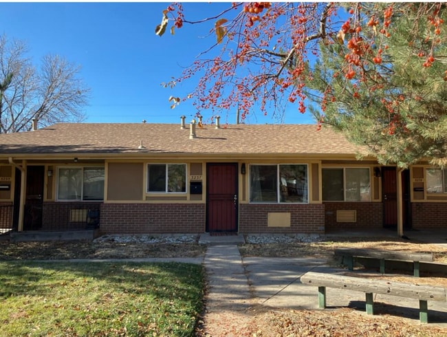 Building Photo - Stylishly Updated 2BR Townhome Near City Park Denver