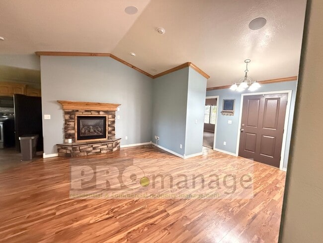 Photo - Spacious 4 Bedroom, 2 Bath – Country Livin...