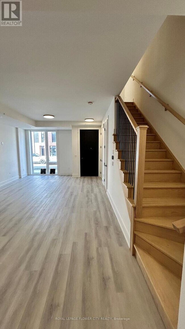 Photo - 124 Everett Cmn