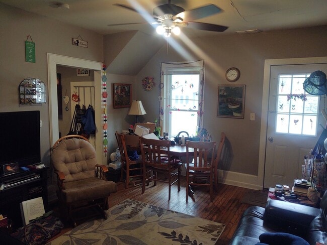 Photo - 609 E Water St Unidad west