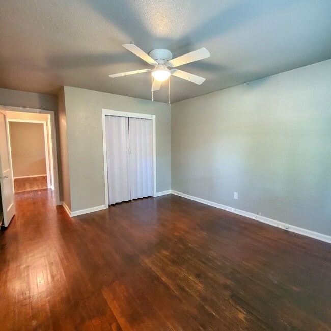 Building Photo - 2 Bedroom 1 bath Duplex Rental