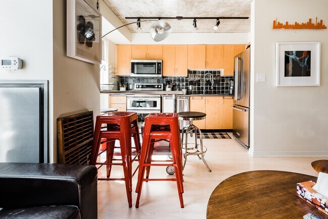 800 King St W