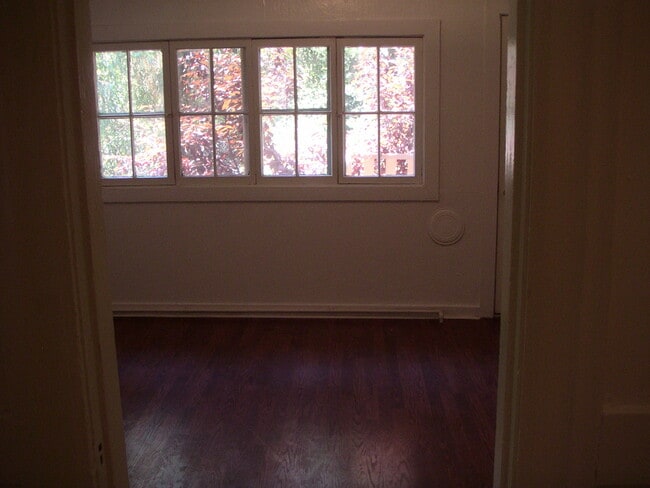 Building Photo - 512 14th St Unit Great upper Tree house 1 Bedroom