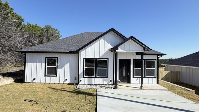 Building Photo - 2615 Creekview Dr