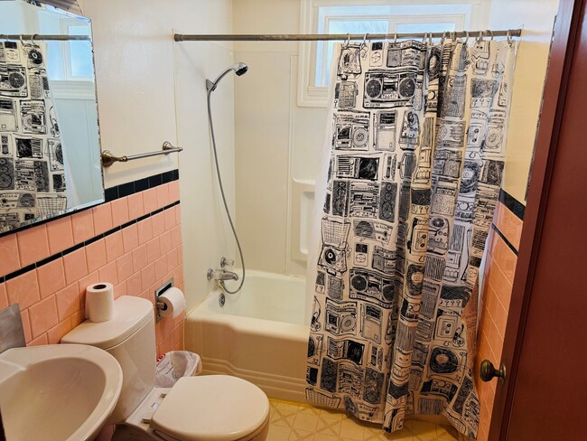 Photo - Furnished One Bedroom Near Hospitals Unit Furnished One Bedroom