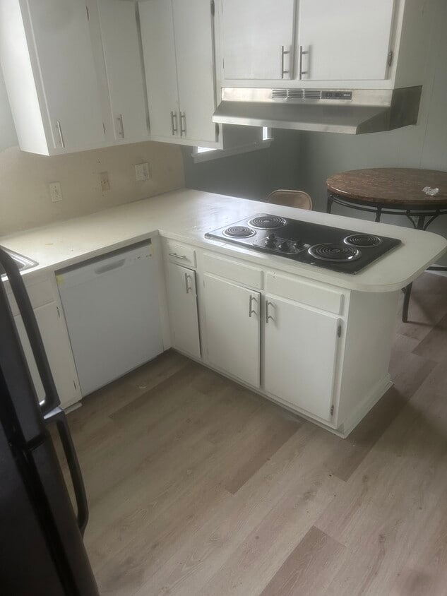 stove area in kitchen - 1835 N Alameda Dr (Baton Rouge, LA)