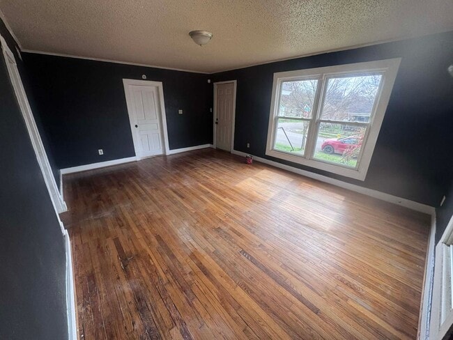 Photo - Knoxville 37917 - 2 bedroom, 1 bath home - Contact Lisa Vineyard and Shannon Russell (865) 216-9334