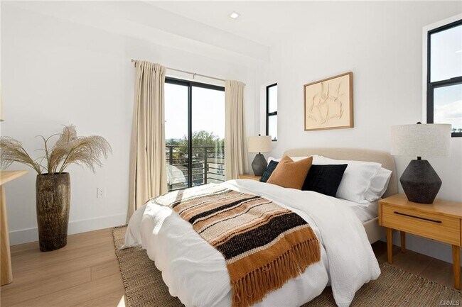 Photo - 11024 Oxnard St